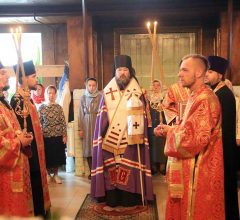 В канун дня памяти святителя Николая епископ Серафим совершил праздничное вечернее богослужение в Николо-Софийском храме г. Бобруйска