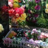 Пластиковые цветы на кладбище-вред для природы и опасность для здоровья