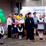 Протоиерей Сергий Андреев принял участие в торжественной школьной линейке