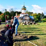 Молодые бобруйчане помогли благоустроить территорию монастыря святых Жен-Мироносиц