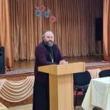 В Лапичской школе священник Бобруйской епархии ответил на вопросы детей