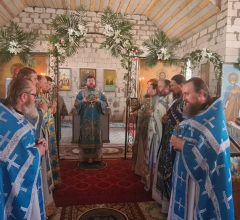 В день 30-летия со дня освящения храма епископ Серафим совершил Божественную литургию в Проще