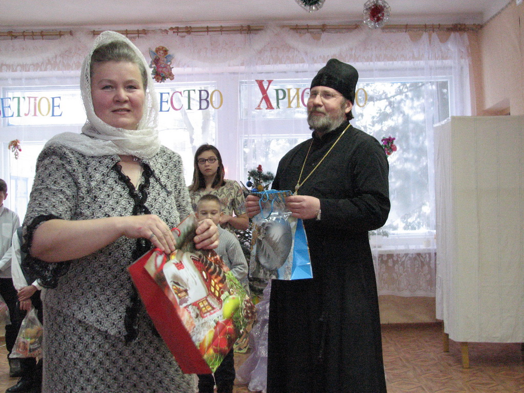 настоятель Благовещенского храма г. Кличева посетил утренник в детском приюте города