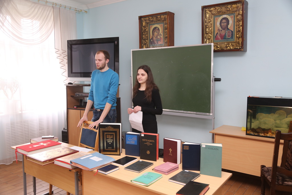 В Воскресной школе Елисаветинского храма студенты-теологи прочитали лекцию, посвящённую 500-летию Библии Франциска Скорины