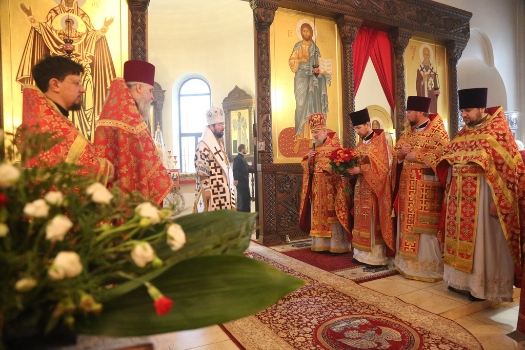 Архиерейская литургия в Неделю Жен Мироносиц в Бобруйске