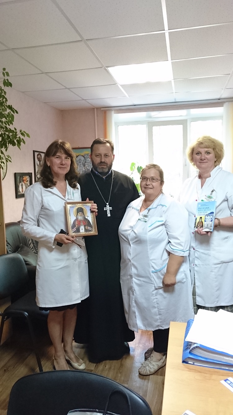 Священник поздравил медицинских работников с профессиональным праздником