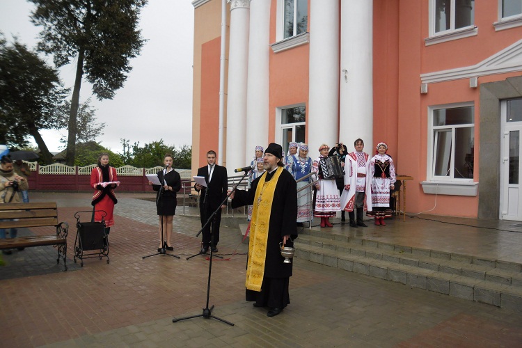 Священник освятил реконструированный Дом культуры в Кличеве
