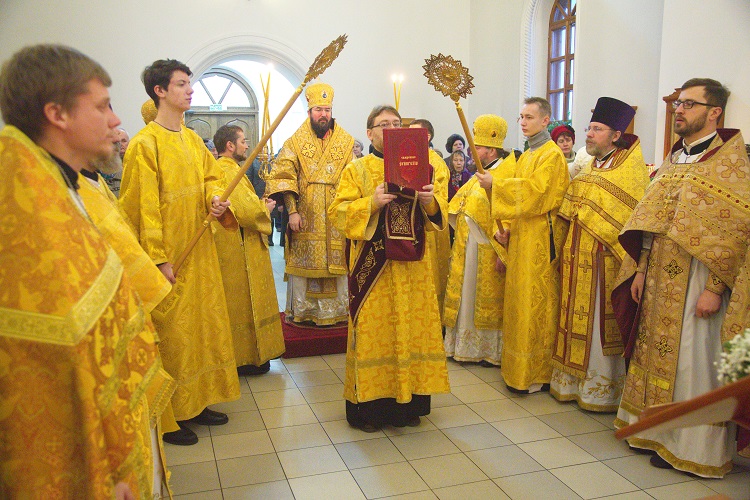 Архиерейская Божественная литургия в Иверском храме Бобруйска