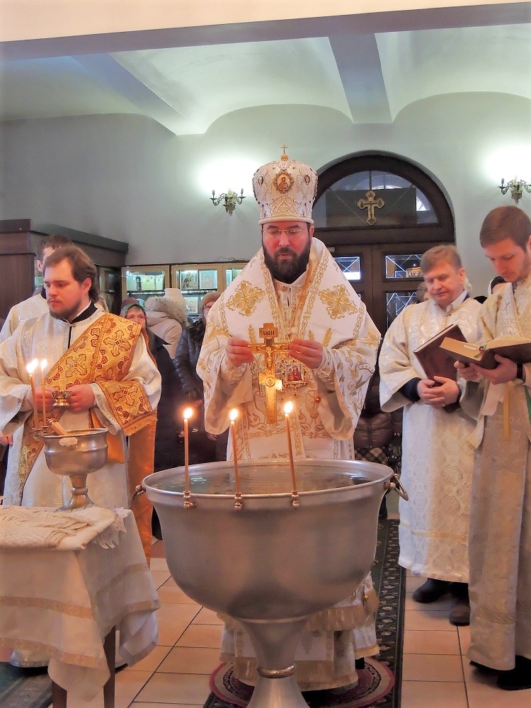 В Крещенский сочельник епископ Серафим совершил литургию и чин великого освящения воды в Никольском кафедральном соборе