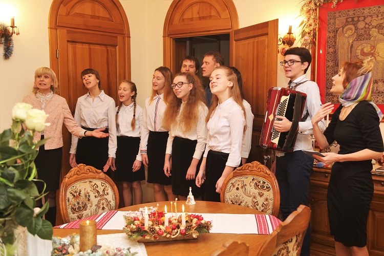 Певчие молодежного хора поздравили владыку Серафима с Рождеством Христовым