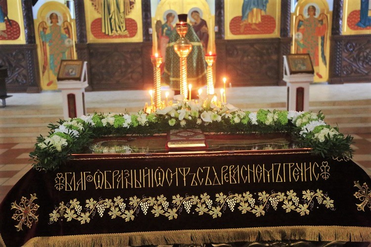 Вечерня с выносом Плащаницы Спасителя совершена в Никольском соборе Бобруйска