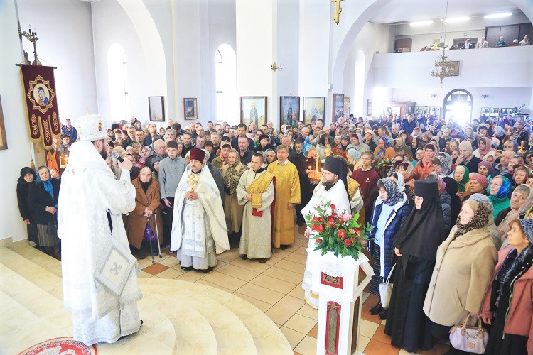 В Великую Субботу и день праздника Благовещения Пресвятой Богородицы епископ Серафим совершил литургию святителя Василия Великого
