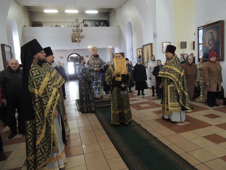Епископ Серафим совершил последнюю в Великом посту Божественную литургию Преждеосвященных Даров