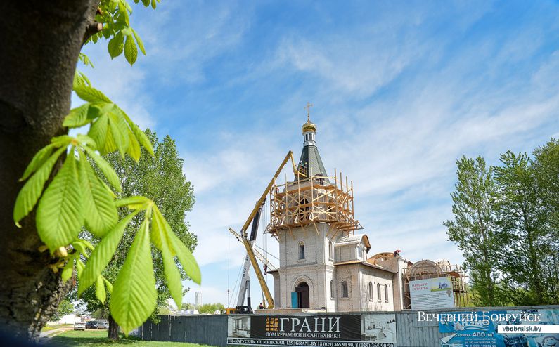 Купол и крест установлены на строящийся храм Преображения Господня в Бобруйске