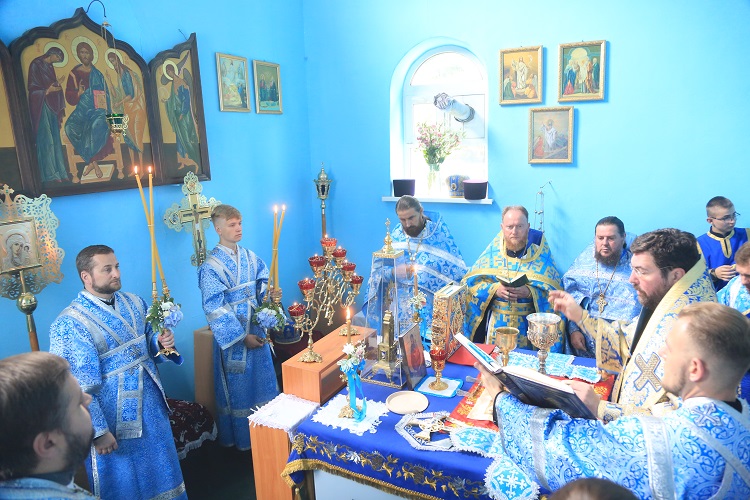 Архиерейская Божественная литургия в день 26-й годовщины освящения храма в Проще