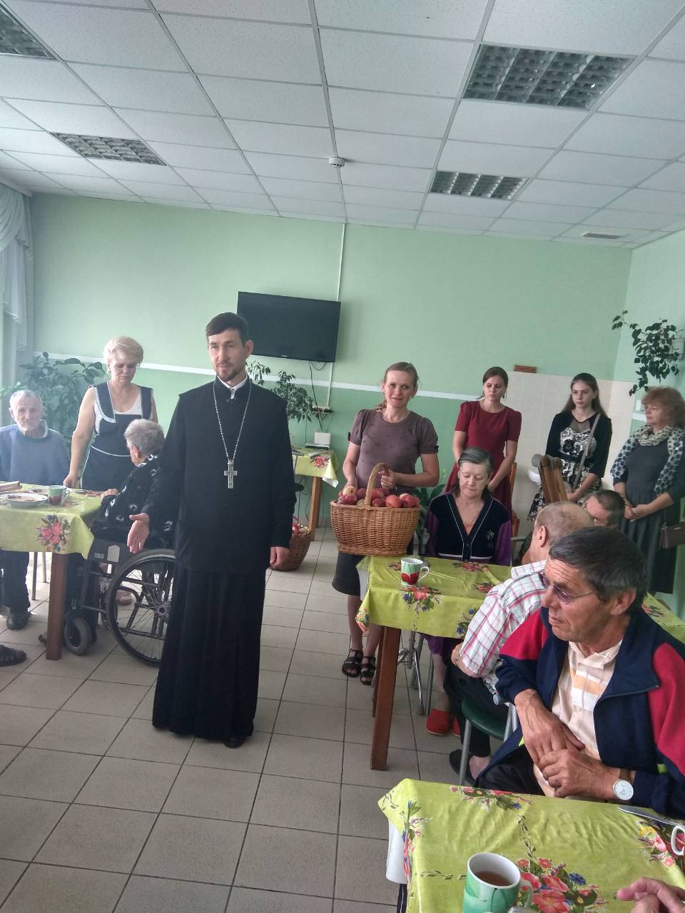 В праздник Преображения священник посетил отделение круглосуточного пребывания для людей пожилого возраста и инвалидов