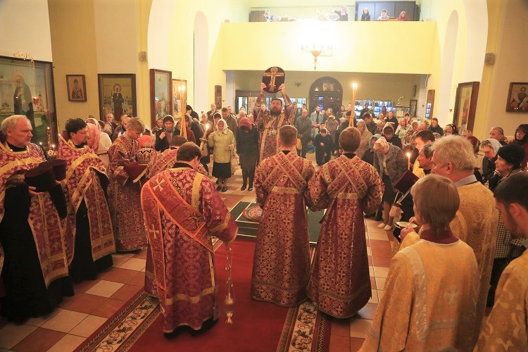 В Никольском кафедральном соборе совершено всенощное бдение с чином Воздвижения Креста Господня