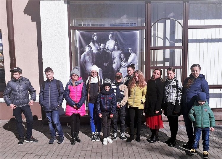 Воспитанники воскресной школы посетили выставку «Венценосная Семья. Путь любви»