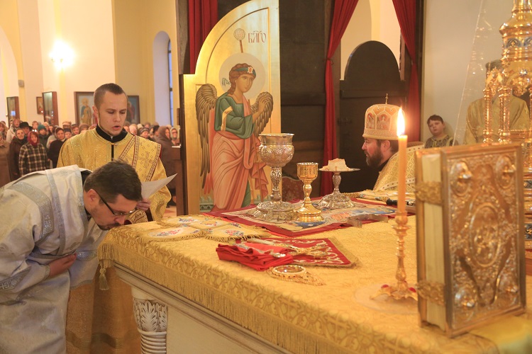 Епископ Серафим совершил Божественную литургию и диаконскую хиротонию в Никольском кафедральном соборе