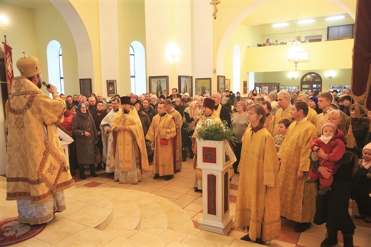 Епископ Серафим совершил Божественную литургию и иерейскую хиротонию в Никольском соборе Бобруйска