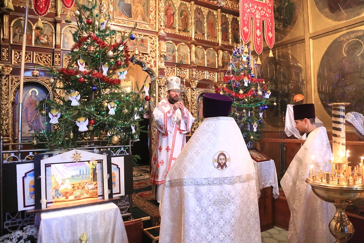 В день праздника Рождества Христова епископ Серафим совершил Великую вечерню