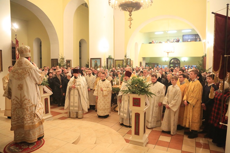 Ночное Рождественское богослужение прошло в Никольском кафедральном соборе Бобруйска