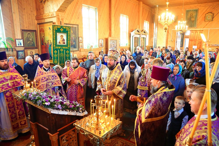 В Неделю Крестопоклонную епископ Серафим совершил Божественную литургию в Крестовоздвиженском храме г. Осиповичи