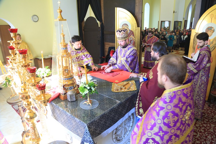 В Великий Четверг епископ Серафим совершил Божественную литургию в Никольском соборе Бобруйска