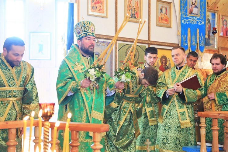 В день праздника Входа Господня в Иерусалим епископ Серафим совершил Божественную литургию в Троицком храме д. Турки