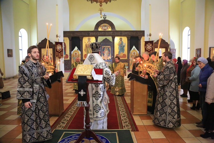 Епископ Серафим совершил чин пассии в Никольском кафедральном соборе Бобруйска