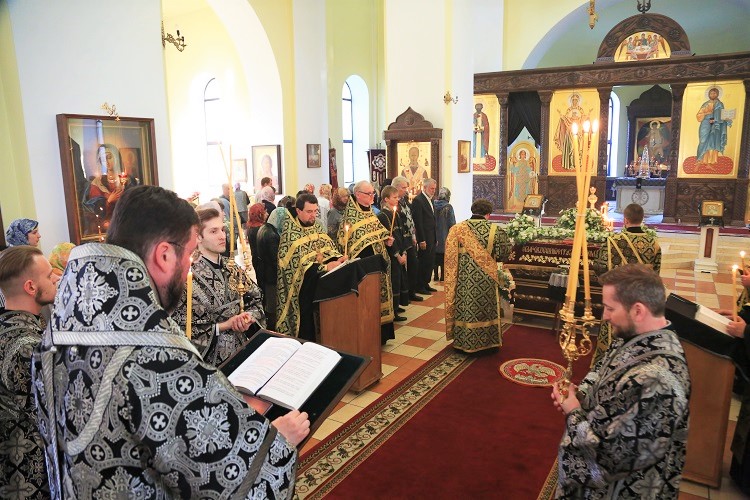 Епископ Серафим совершил утреню Великой Субботы с чином Погребения Плащаницы