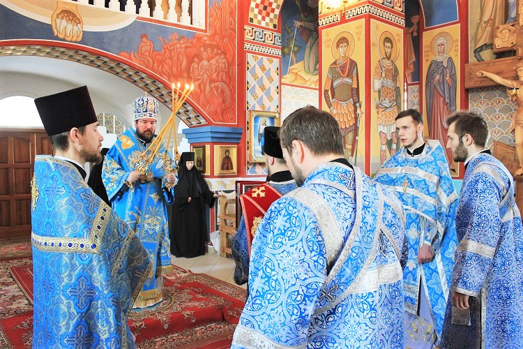 В канун праздника Благовещения Пресвятой Богородицы епископ Серафим совершил Божественную литургию в Барколабовском женском монастыре