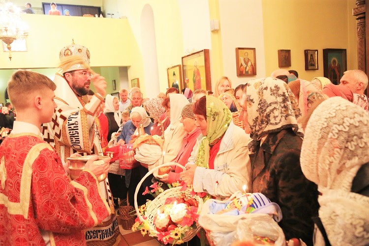 Епископ Серафим совершил ночное Пасхальное богослужение