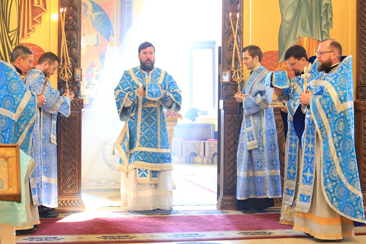 В день праздника Похвалы Пресвятой Богородицы епископ Серафим совершил Божественную литургию