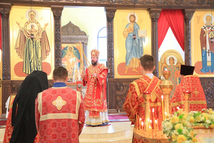 В Неделю о самаряныне епископ Серафим совершил Божественную литургию в Никольском кафедральном соборе