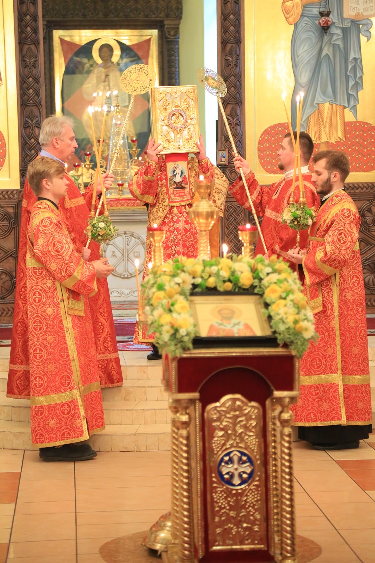 В канун дня памяти святителя Николая епископ Серафим совершил праздничное всенощное бдение