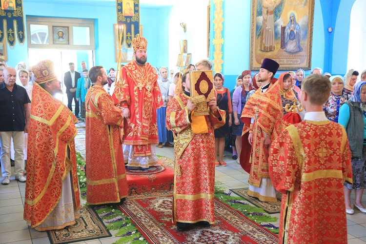 В Неделю о слепом епископ Серафим совершил Божественную литургию во Введенском храме г. Осиповичи