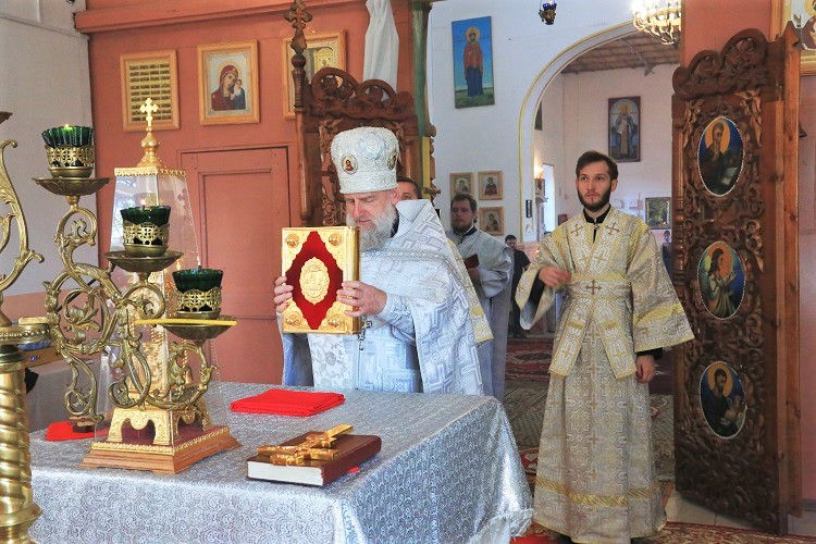 Епископ Серафим совершил Божественную литургию в Никольском храме д. Телуша
