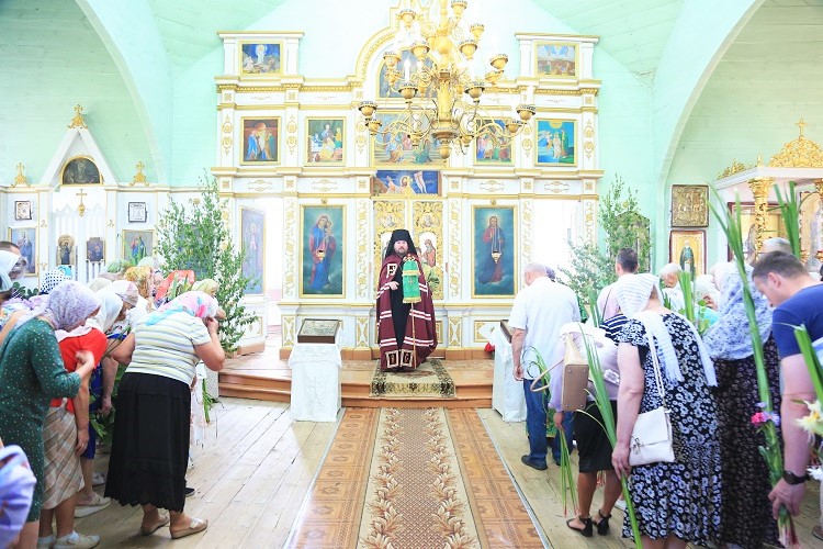 В День Святой Троицы епископ Серафим совершил праздничную Божественную литургию в Троицком храме г. Быхова