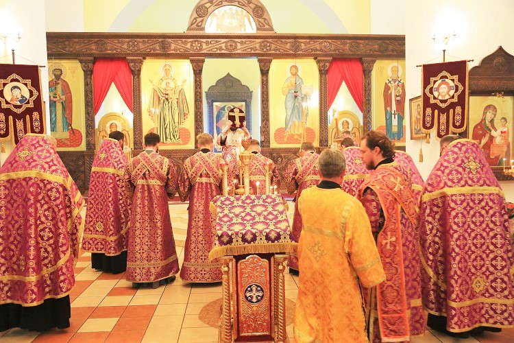 Архиерейское богослужение в канун празднования Происхождения честных древ Животворящего Креста Господня