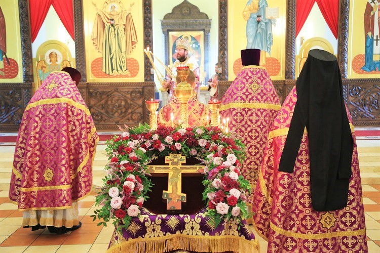 Божественная литургия в день праздника Происхождения честных древ Животворящего Креста Господня