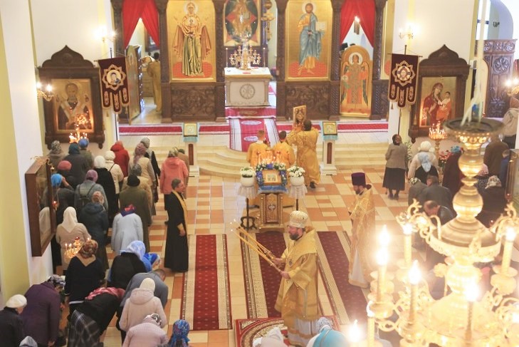 В Неделю 14-ю по Пятидесятнице епископ Серафим совершил Божественную литургию в Никольском кафедральном соборе