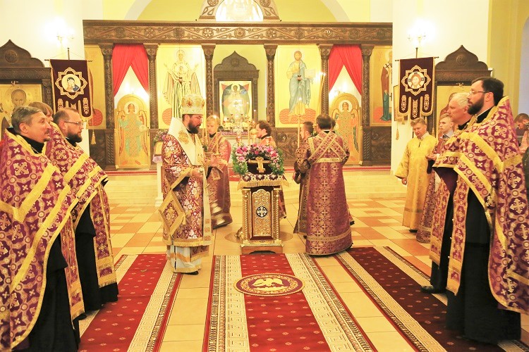 Епископ Серафим совершил праздничное всенощное бдение и чин воздвижения Креста Господня в Никольском кафедральном соборе