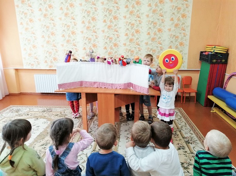 В детском саду №4 г. Кировска прошло театрализованное кукольное представление «Сказка о светлой радости»