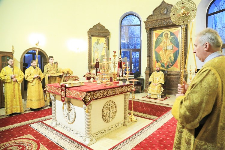 В Неделю 28-ю по Пятидесятнице епископ Серафим совершил Божественную литургию в Никольском кафедральном соборе