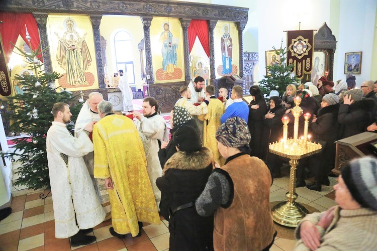 В  Рождественский сочельник епископ Серафим совершил Божественную литургию Василия Великого в Никольском кафедральном соборе