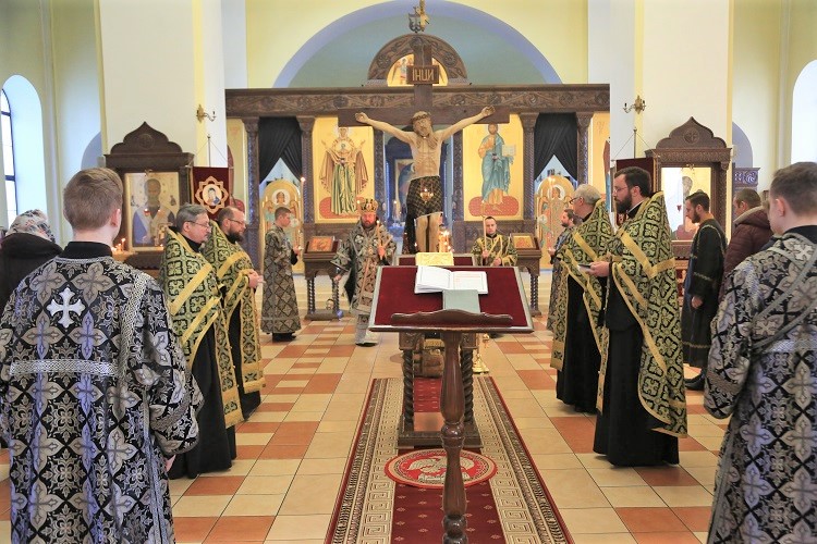 Епископ Серафим совершил первую в текущем году пассию с чтением акафиста Страстям Господним