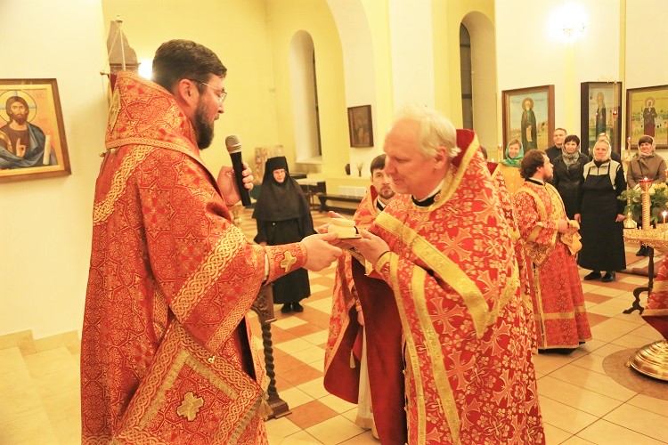 В день отдания праздника Пасхи епископ Серафим совершил ночную Божественную литургию в Никольском кафедральном соборе Бобруйска