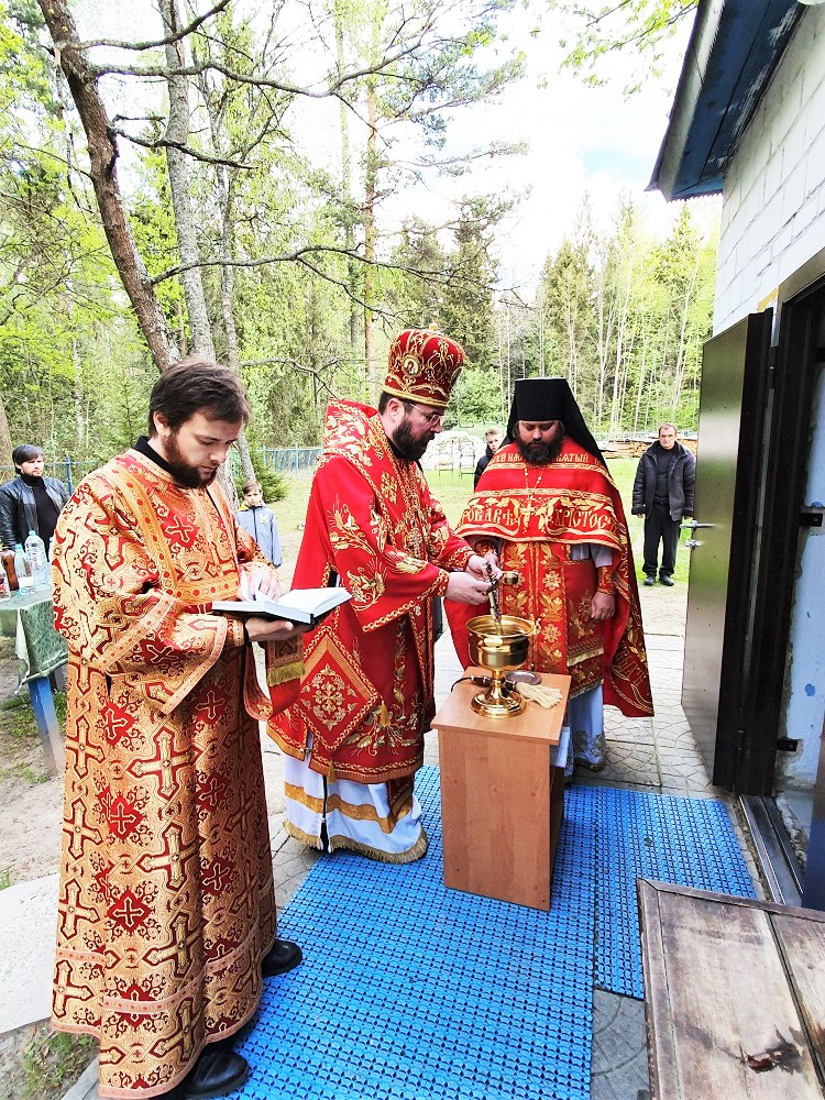 В день Преполовения Пятидесятницы епископ Серафим совершил Божественную литургию в Проще