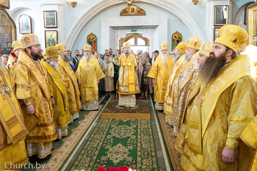 Епископ Серафим сослужил Патриаршему Экзарху за воскресной Божественной литургией в Свято-Духовом кафедральном соборе города Минска